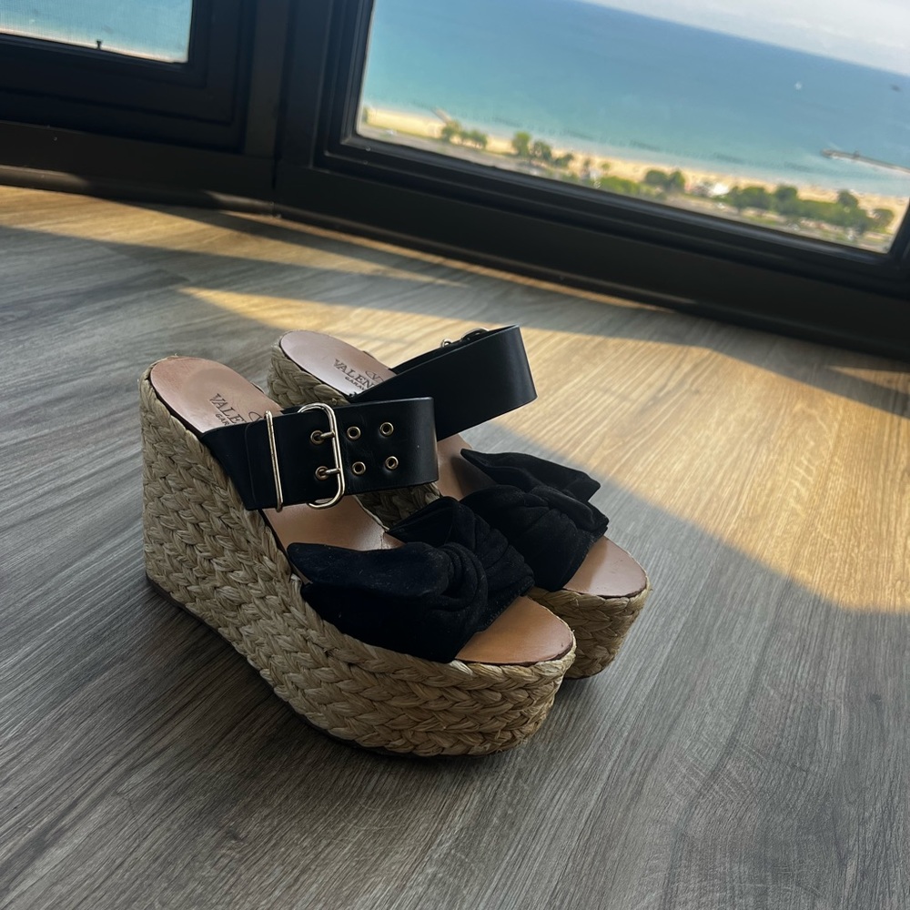 Valentino Garavani Women’s Black Raffia Wedge Bow Sandals
